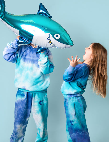 Scène de jeu ludique du ballon aluminium requin pour anniversaire océan