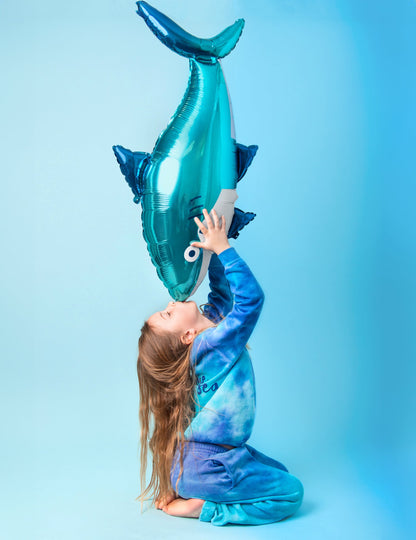 Enfant tenant verticalement le ballon aluminium requin pour anniversaire océan
