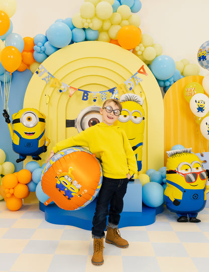 Mise en scène d'anniversaire avec un enfant du ballon aluminium Ron Minions