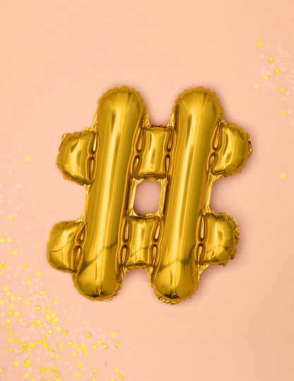 Vue de face du ballon aluminium symbole hashtag doré