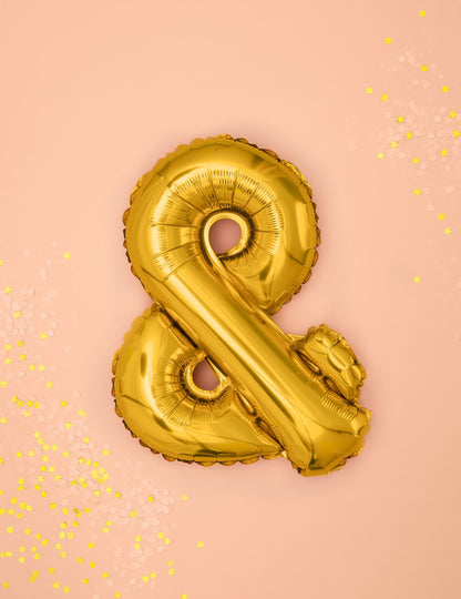 Vue de face sur fond rose avec confettis du ballon aluminium symbole & pour fête