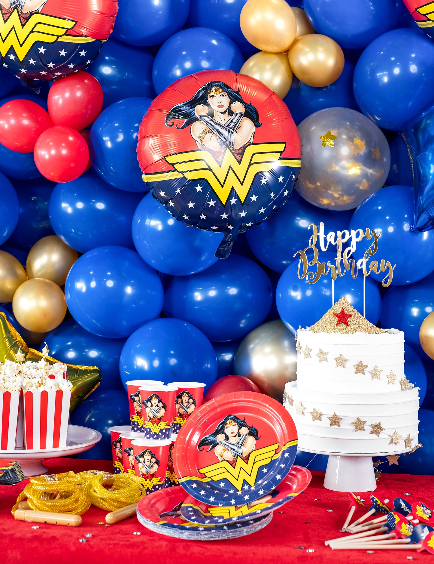 Mise en situation sur une table d'anniversaire du ballon aluminium Wonder Woman