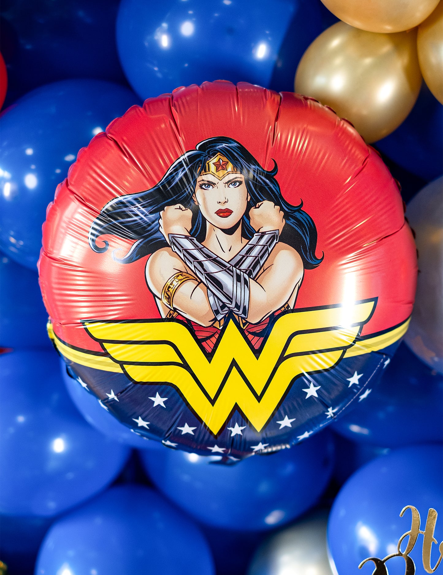 Mise en situation au milieu de ballons de fête du ballon aluminium Wonder Woman
