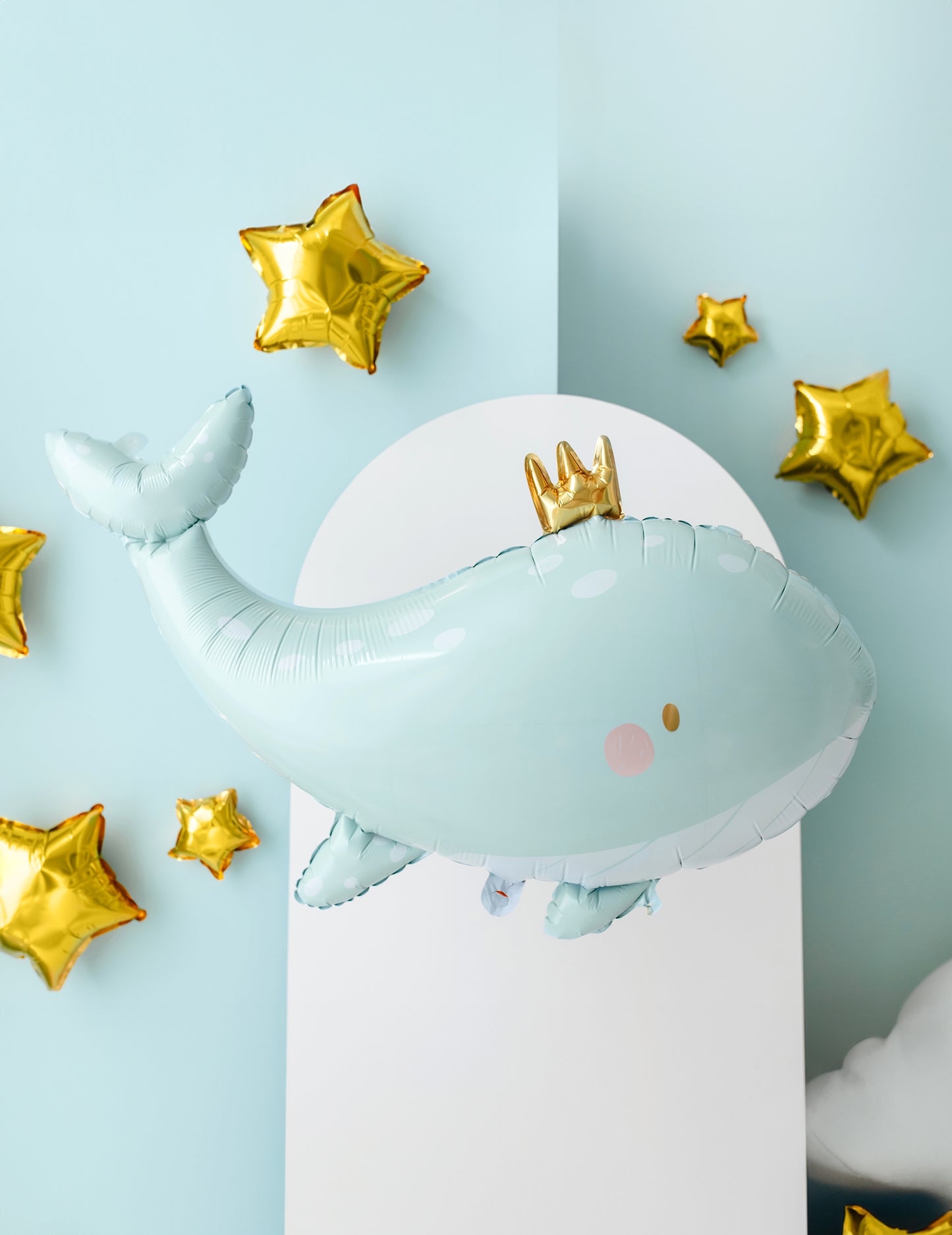 Égkék bálna alumínium lufi 78 x 50 cm egy arany koronával