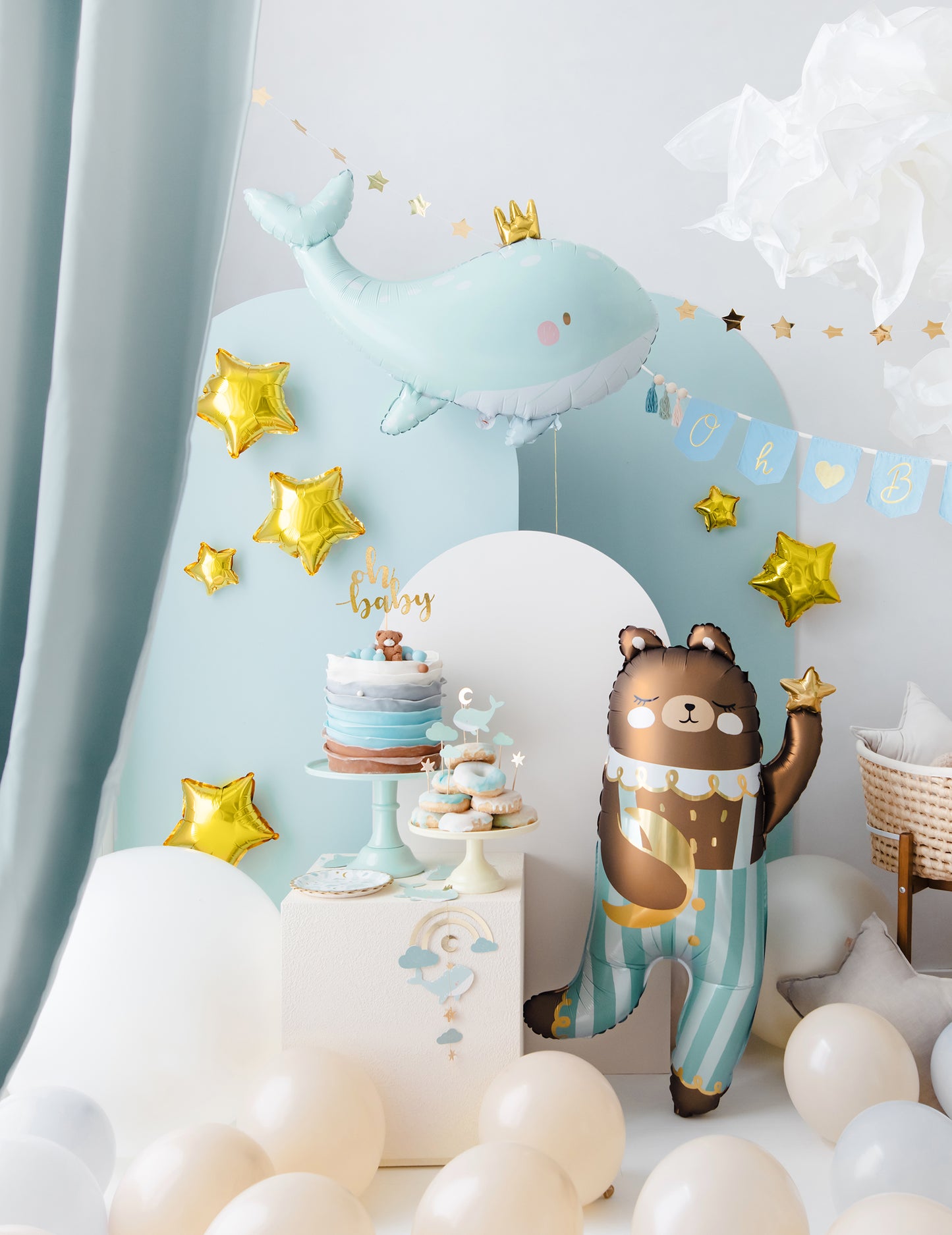 Égkék bálna alumínium lufi 78 x 50 cm egy arany koronával