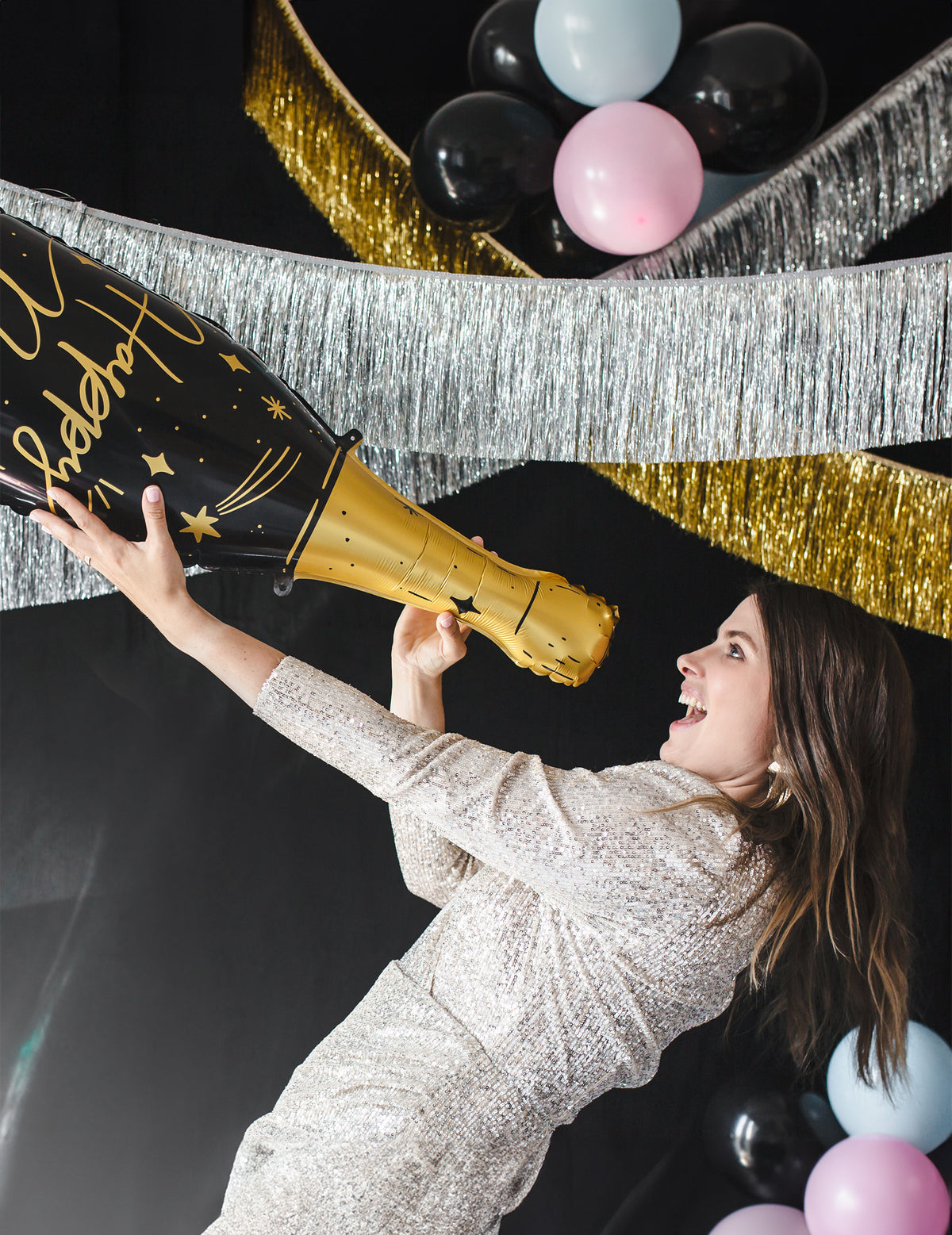 Mise en situation du ballon en aluminium géant bouteille Happy New Year