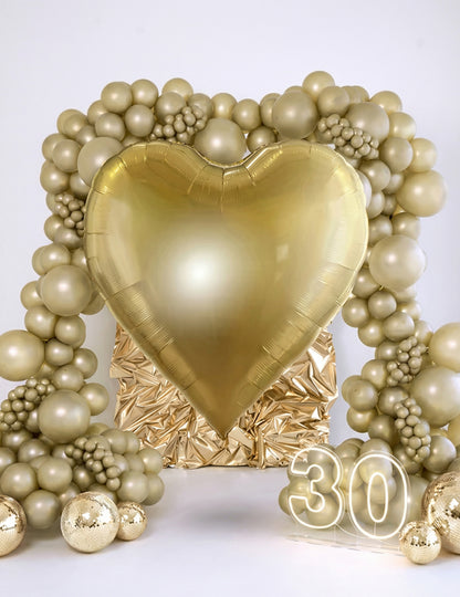 Óriás arany szív alakú alumínium lufi XXL 1,36 x 1,29 m