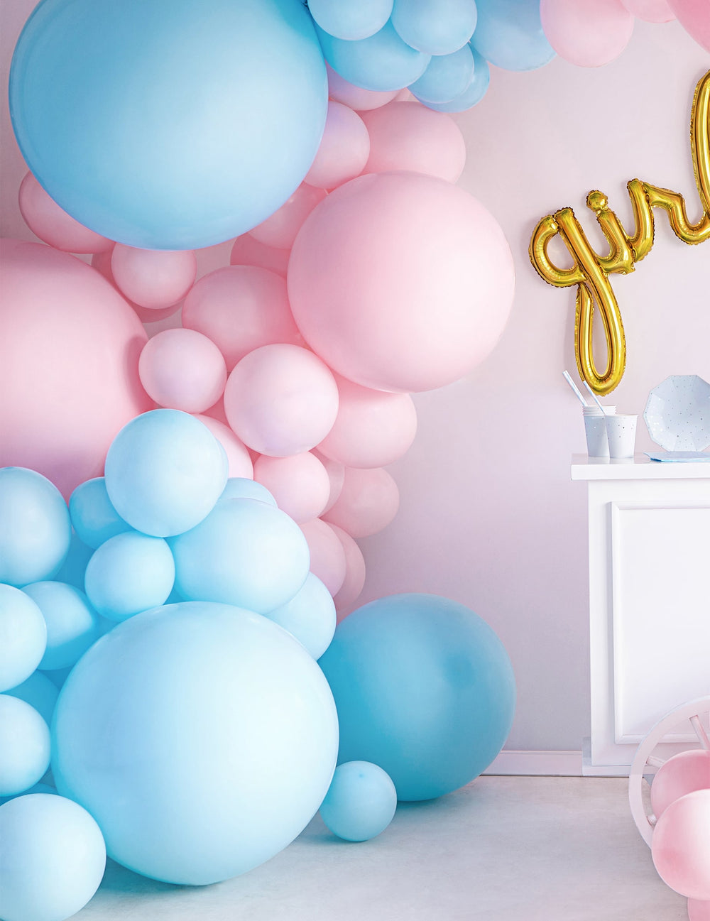 Mise en situation dans une arche de ballons du ballon en latex géant pour fête bleu
