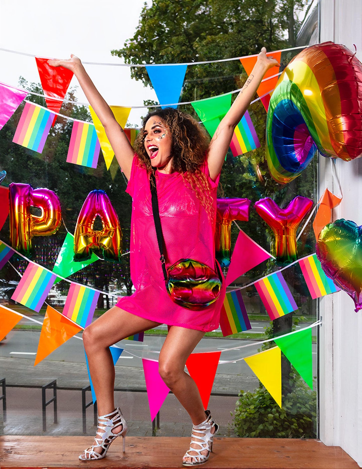 Mise en situation festive du Ballon géant en aluminium arc-en-ciel