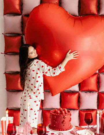 Óriás piros szív alakú alumínium labda XXL 1,36 x 1,29 m