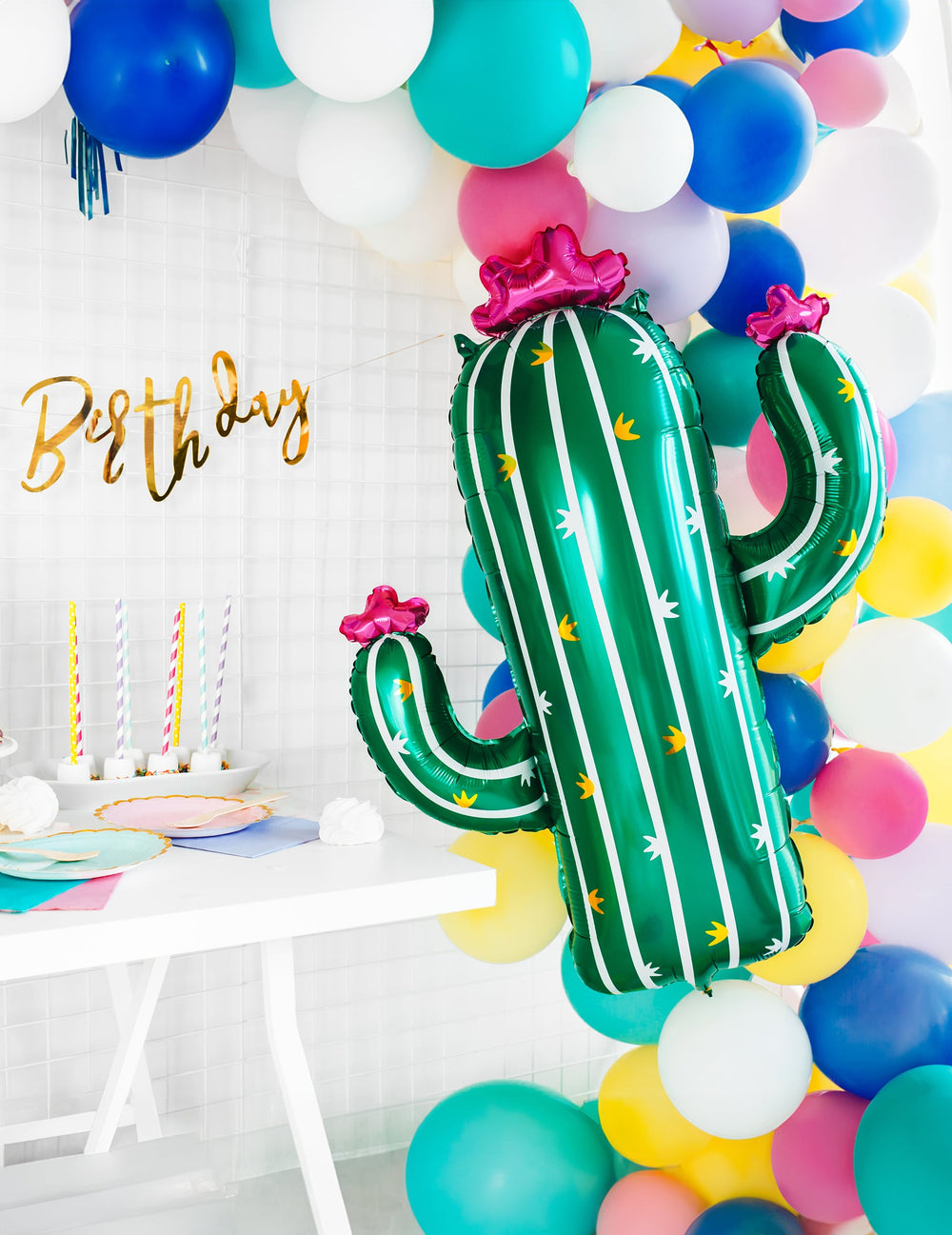 Mise en scène d'anniversaire du ballon cactus en fleurs