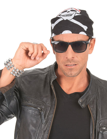 Vue rapprochée du bandana têtes de mort et chaine pour adulte