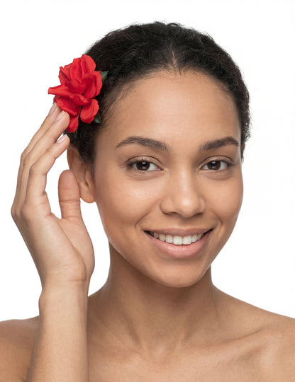 Közelkép a felnőtteknek szánt piros rózsaszín hajcsat viselés közbeni megjelenéséről