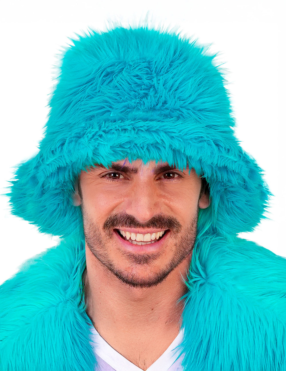 Gros plan de face du bob en poils pour adulte bleu turquoise