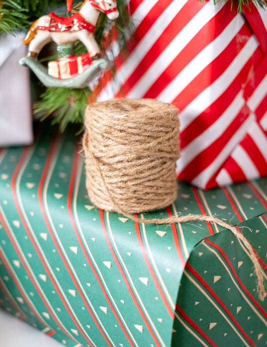 Mise en situation sur des cadeaux de la bobine de cordelette pour décoration polyvalente