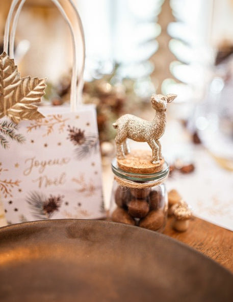Mise en situation sur une table de fête du bocal en verre faon à paillettes pour déco de Noël