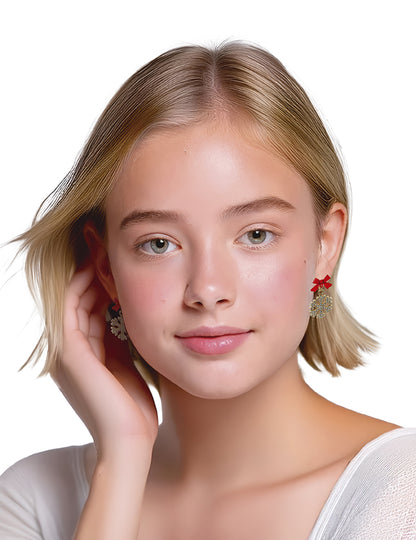 Fémes fülbevalók csillogó hópelyhekkel