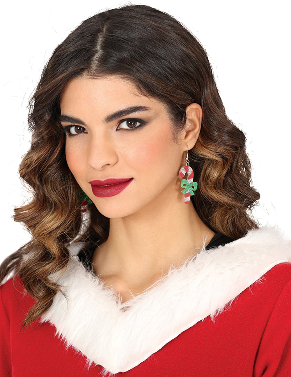 Vue portée des boucles d'oreilles sucre d'orge de Noël