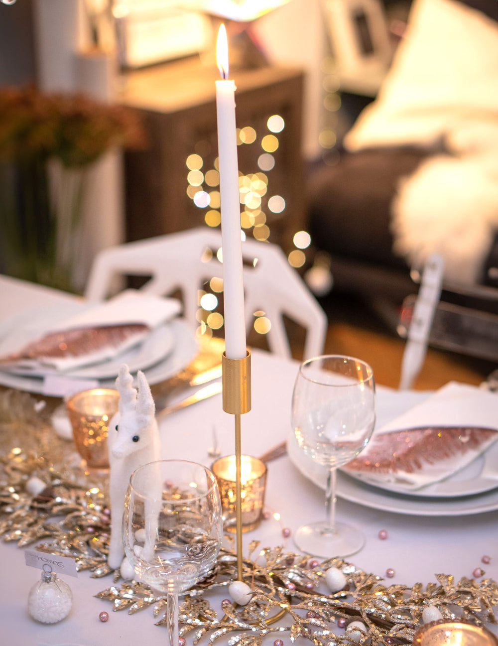 Mise en situation sur une table festive du bougeoir design sur pied pour table métal doré