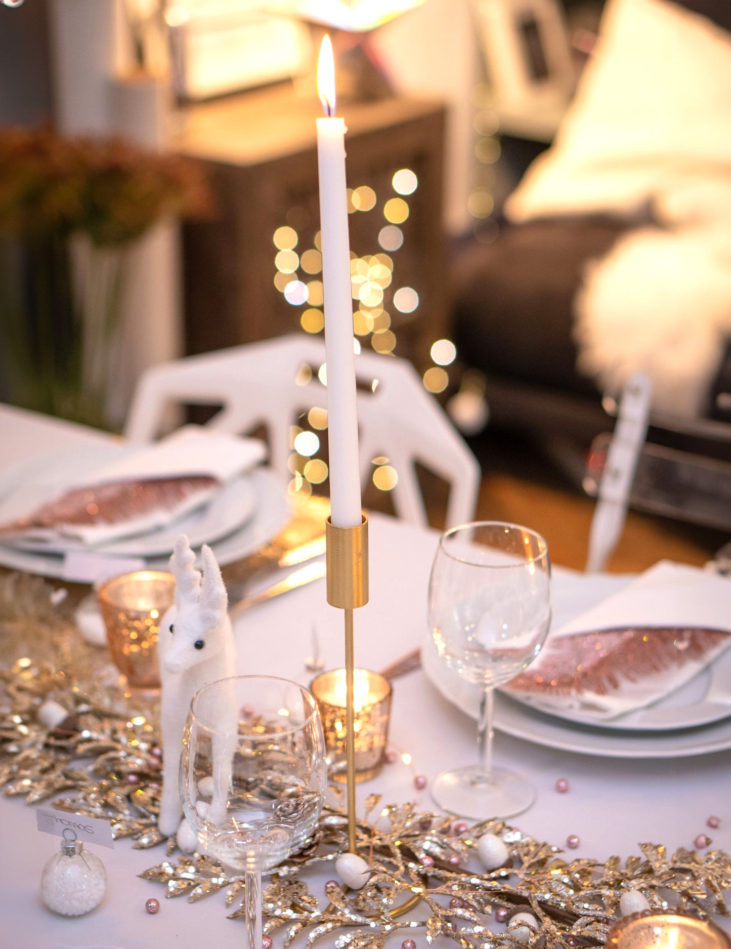 Designer gyertyatartó aranyszínű fém talpon, 23 x 9,5 cm cm asztalhoz