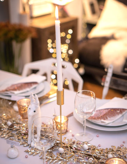 Designer gyertyatartó aranyszínű fém talpon, 23 x 9,5 cm cm asztalhoz