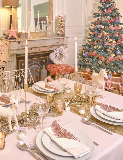 Designer gyertyatartó aranyszínű fém talpon, 23 x 9,5 cm cm asztalhoz