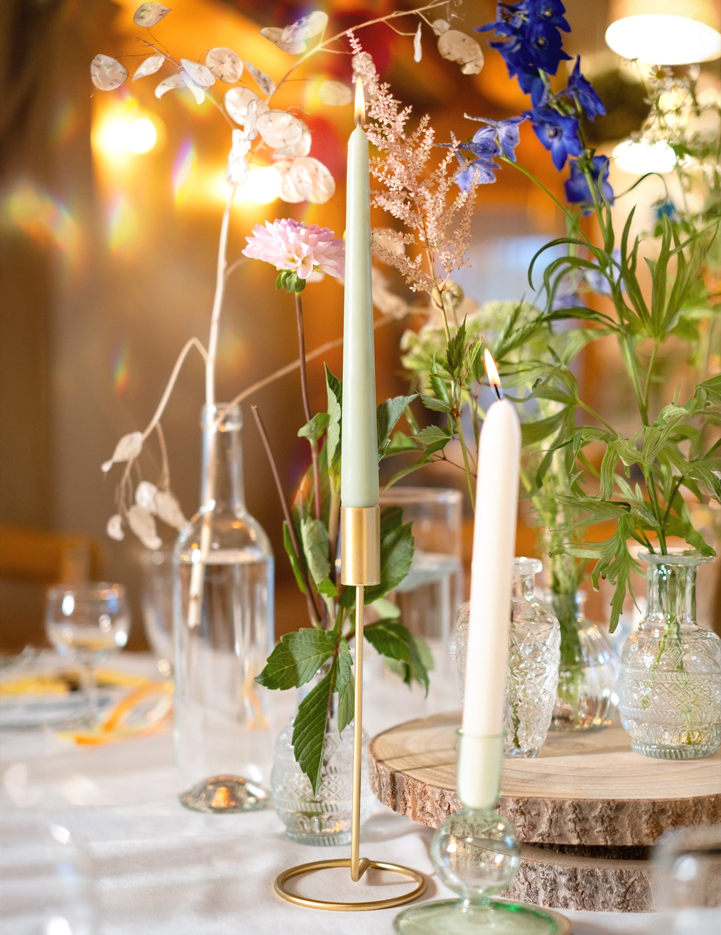 Designer gyertyatartó aranyszínű fém talpon, 23 x 9,5 cm cm asztalhoz