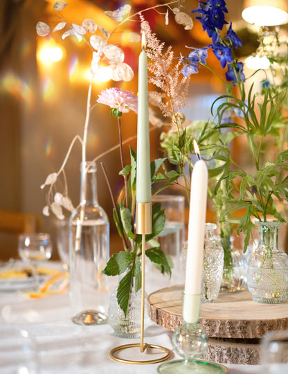 Designer gyertyatartó aranyszínű fém talpon, 23 x 9,5 cm cm asztalhoz