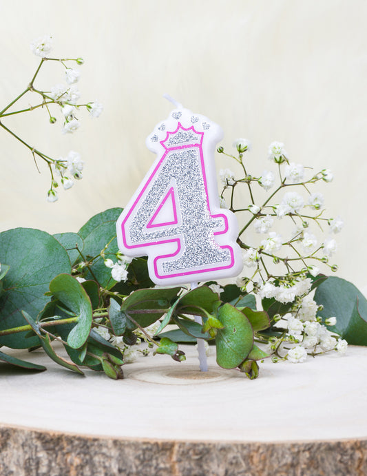 Mise en situation de la bougie d'anniversaire chiffre 4 princesse