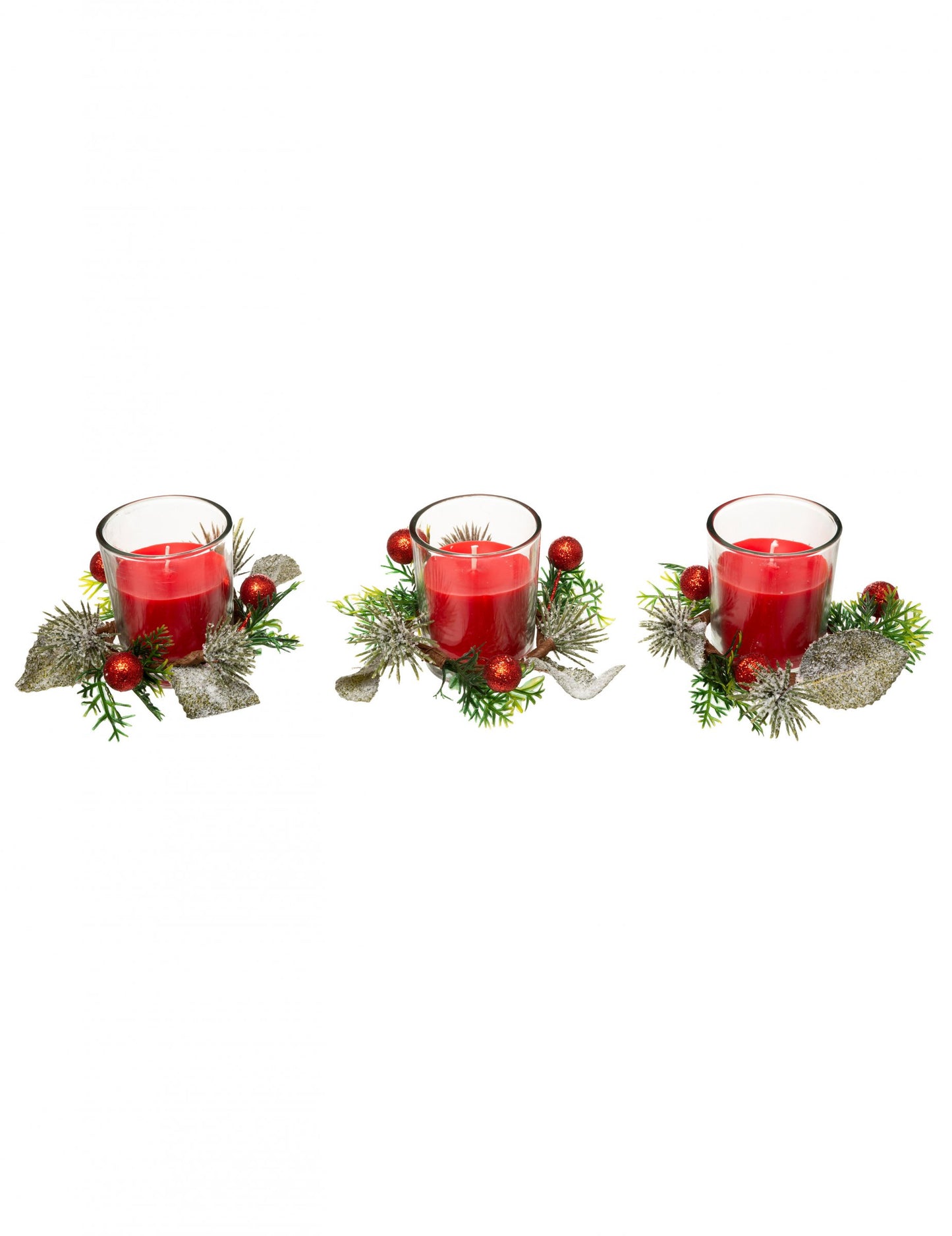 3 piros gyertya fenyővel és bogyókkal 6 cm egy gyertyatartóban