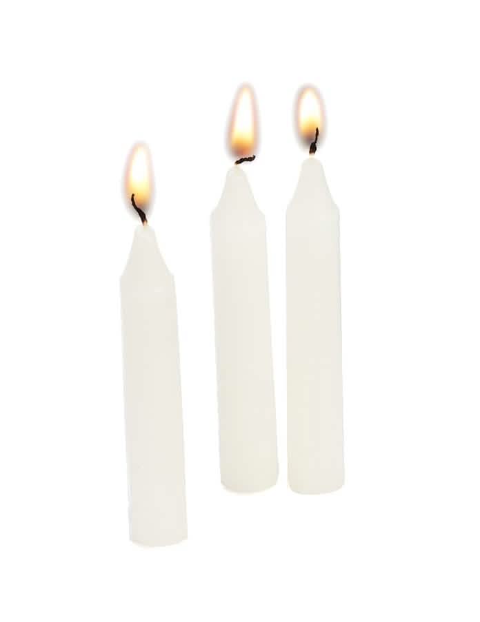 12 gyertyákból álló csomag közelképe lampionokhoz