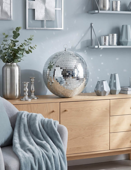 Disco gömbös szalonban elhelyezve ezüst dekorációhoz