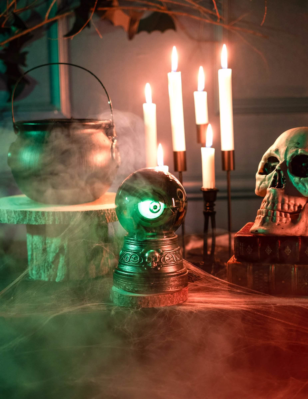 halloween hangulatba helyezve az animált kristálygömb-szemet