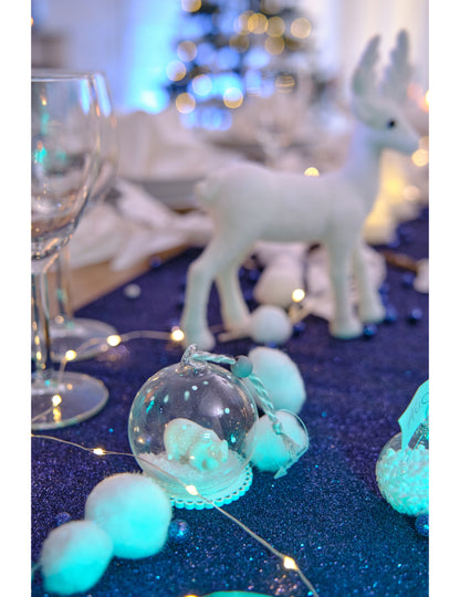 Üveg karácsonyi gömbdísz jegesmedvével 6 cm és hó