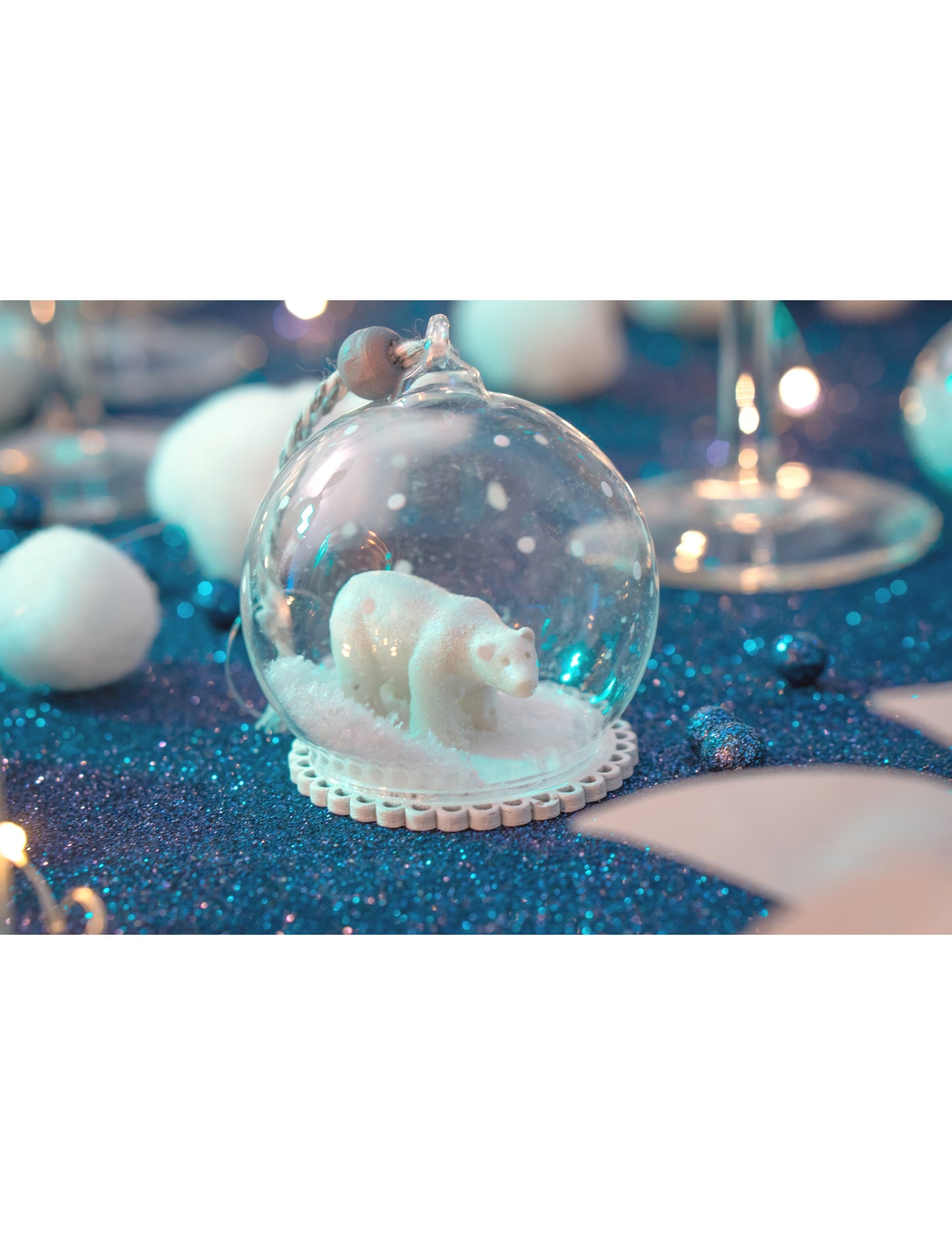 Üveg karácsonyi gömbdísz jegesmedvével 6 cm és hó