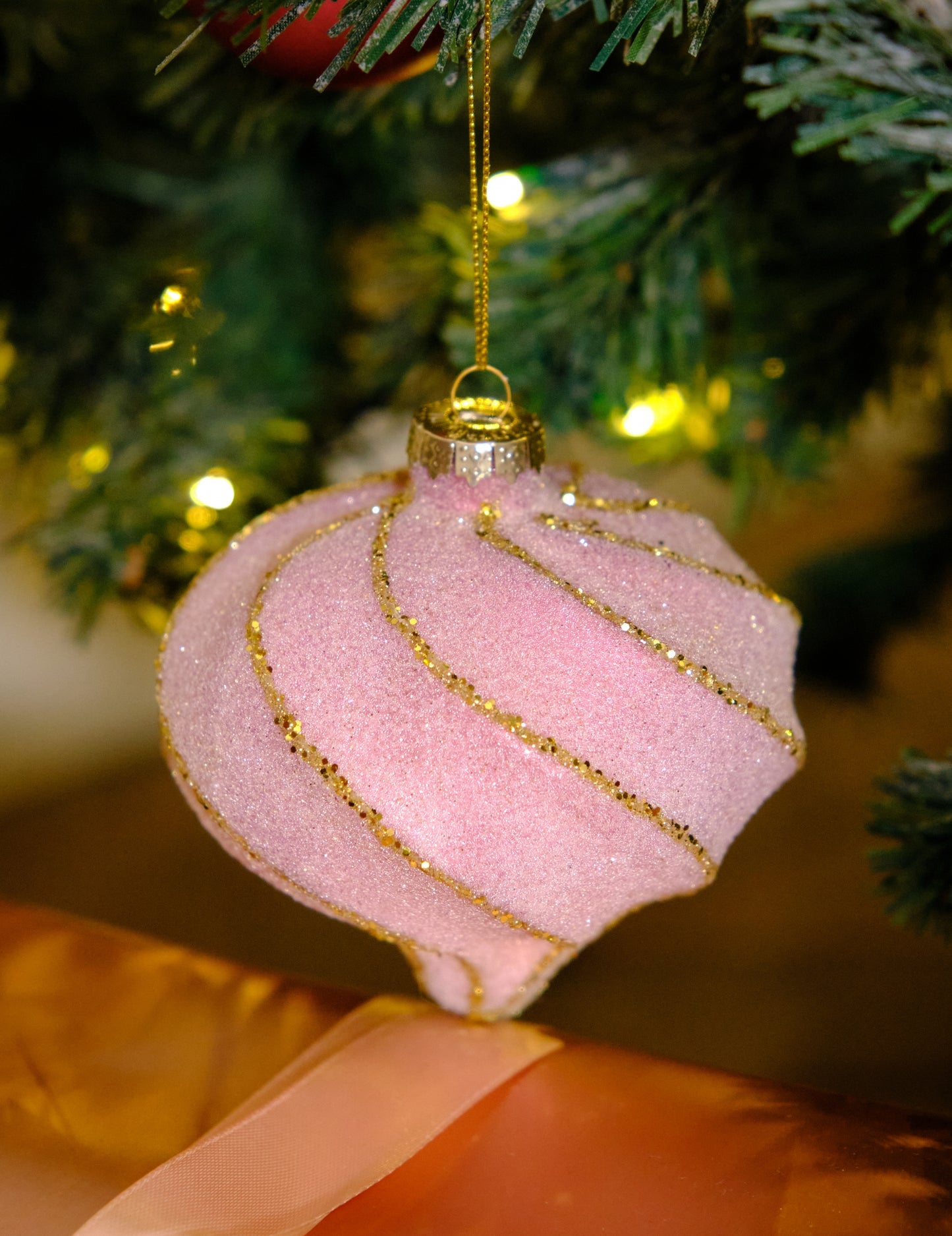 Karácsonyi gömbdísz könnycsepp és rózsaszín-arany spirálok formájában, 10 db cm fénylik