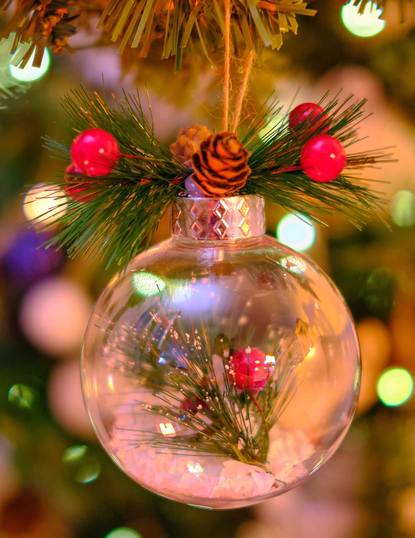 Természetes karácsonyi golyó hóval és fa 8 cm véletlenszerű modell