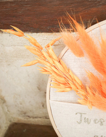 Détail de l'utilisation dans un tambour à broder du bouquet d'avoine séché pour décoration moutarde