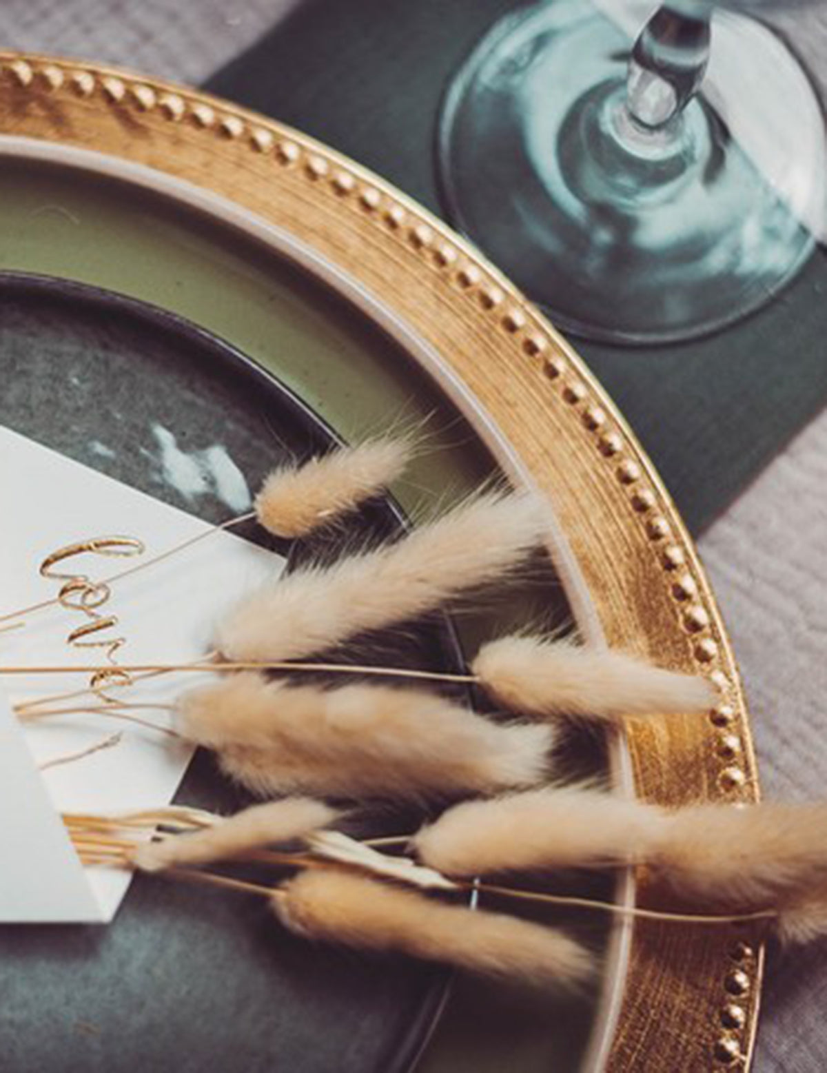 Gros plan sur les plumeaux du bouquet lagurus plumeaux décoration mariage