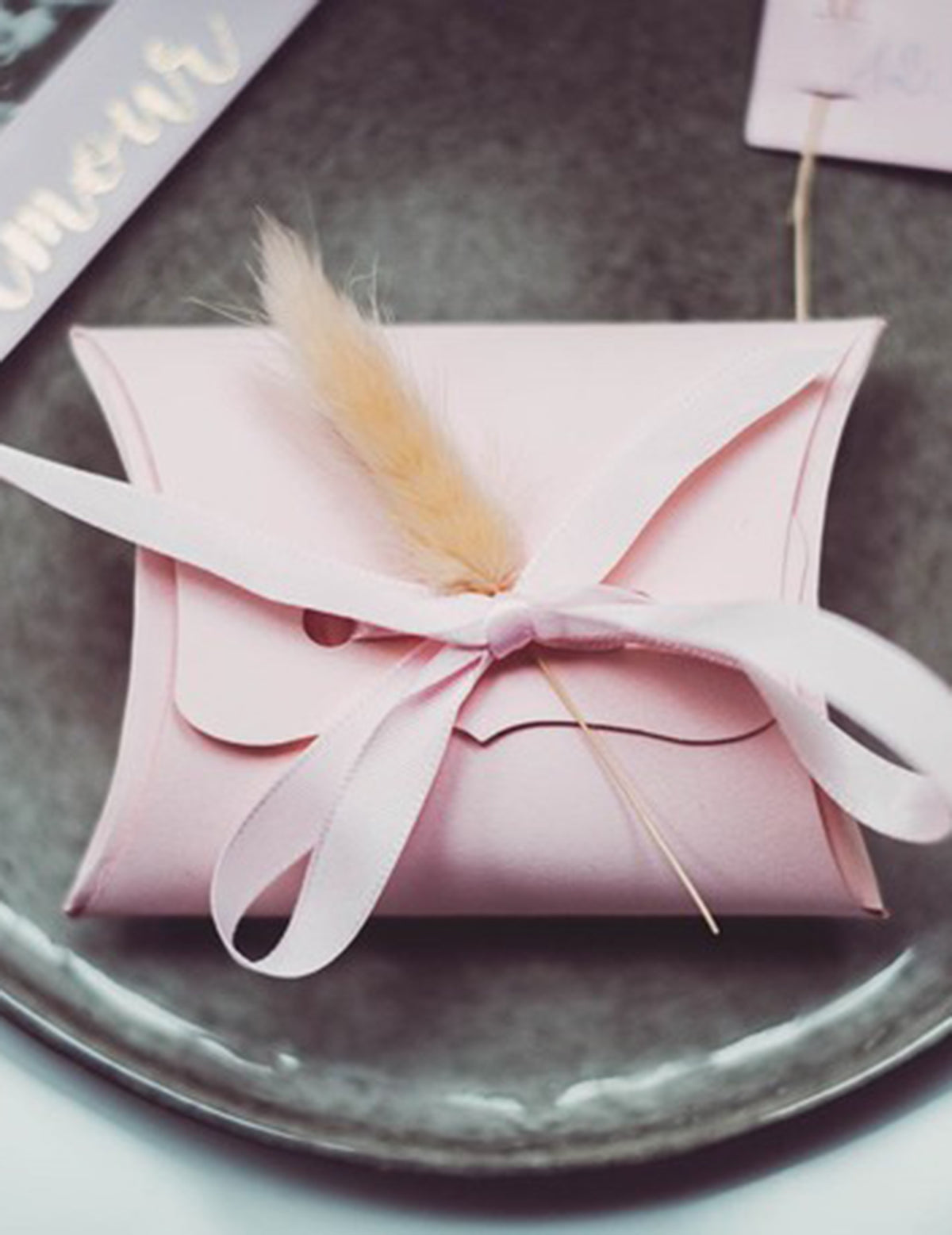 Utilisation sur une boîte cadeau du bouquet lagurus plumeaux décoration mariage