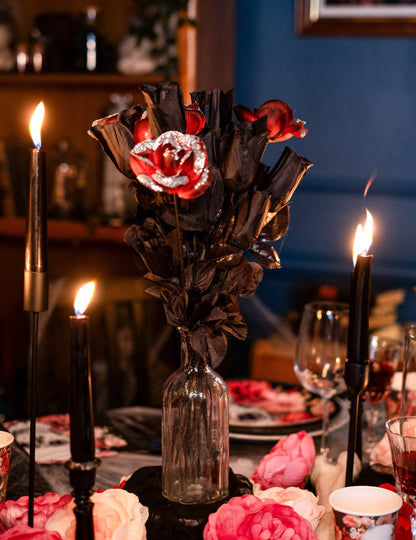 Fekete rózsák csokor ünnepi asztalon