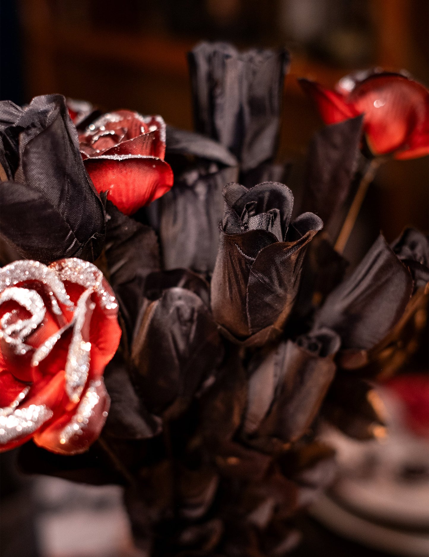 Közelkép a fekete rózsák csokor csillogó szirmairól