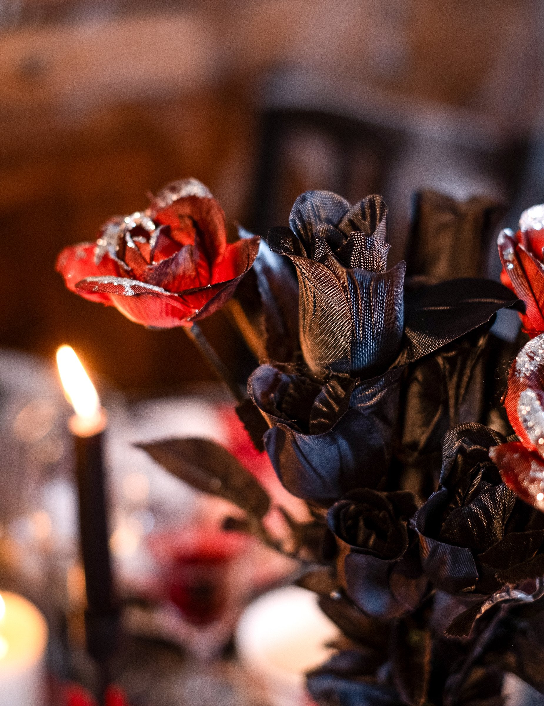 Részlet a fekete és piros csillogó virágokról a fekete rózsák csokrában