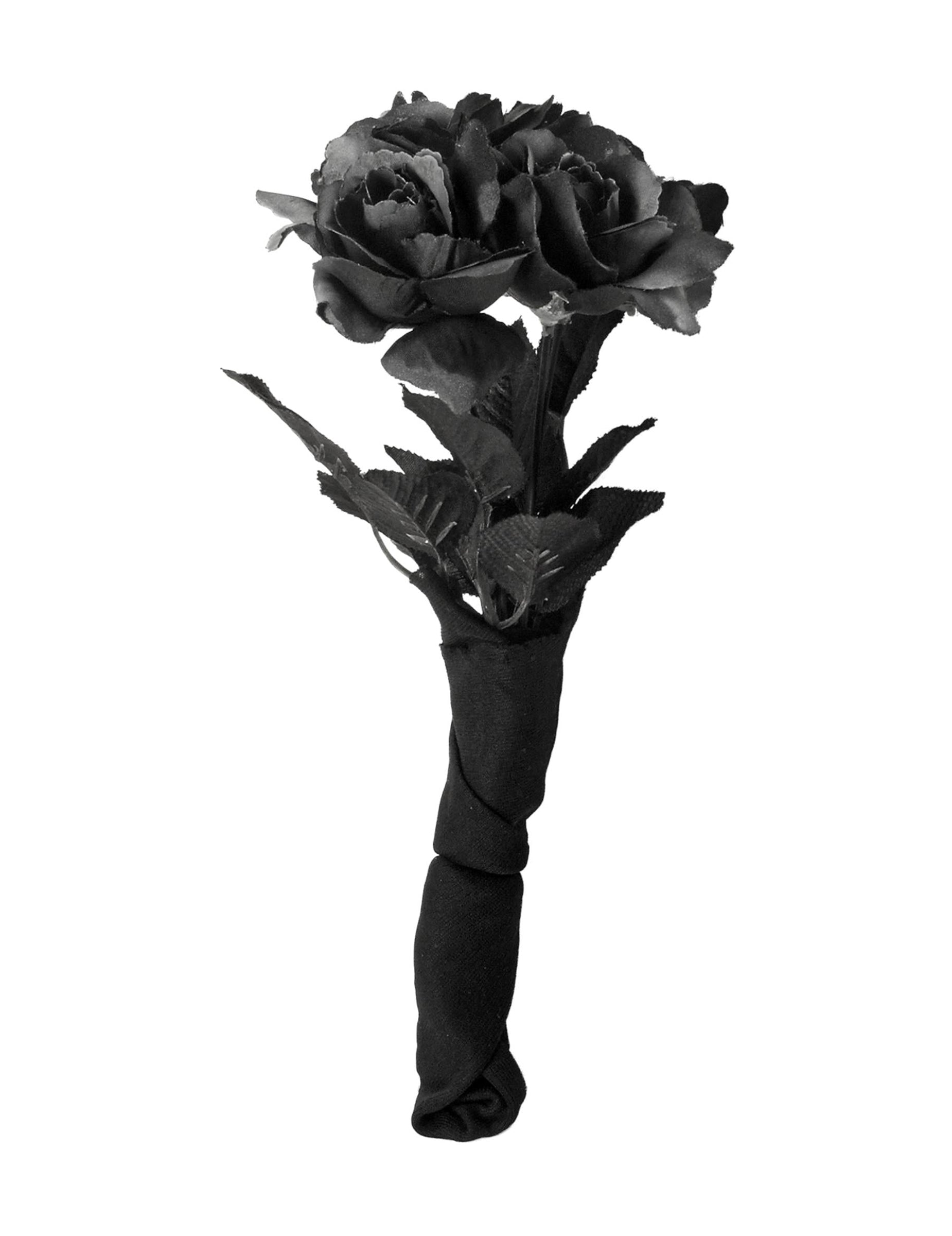 Részlet a fekete szövetbe burkolt szárakról a fekete rózsák csokrában