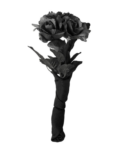 Részlet a fekete szövetbe burkolt szárakról a fekete rózsák csokrában
