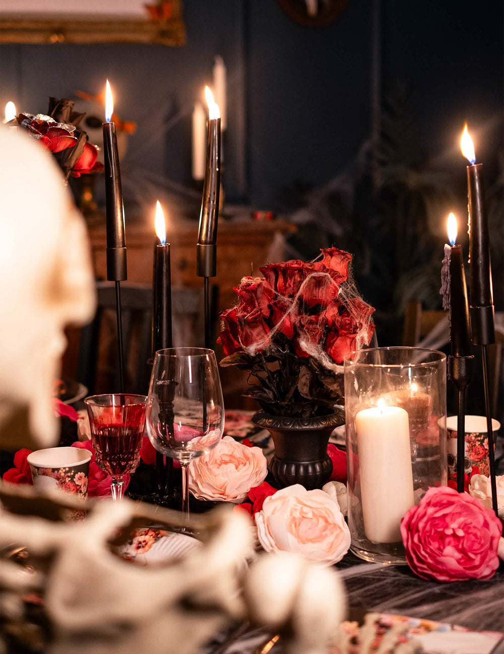 Halloween vörös rózsacsokor elrendezése dekorációhoz pókhálóval