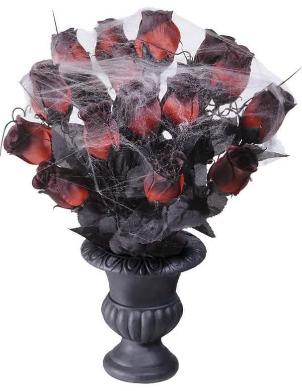 vörös rózsacsokor halloweenre, dekorációhoz pókhálóval