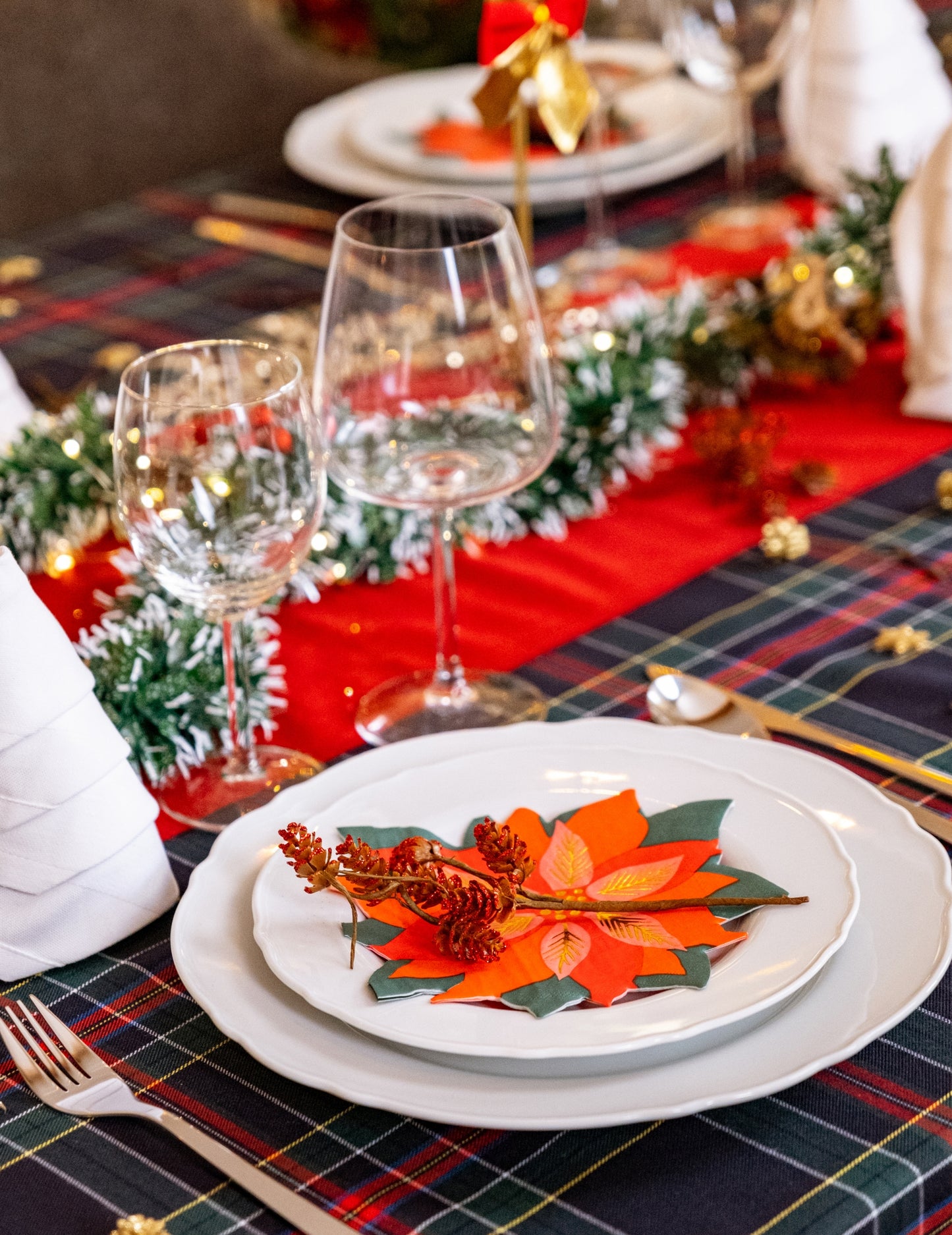 Piros csillámos tobozág 23 cm 