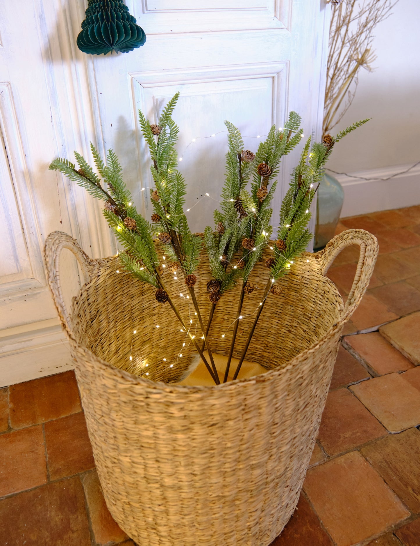 Hóval borított fenyőág 65 cm fenyőtobozokkal