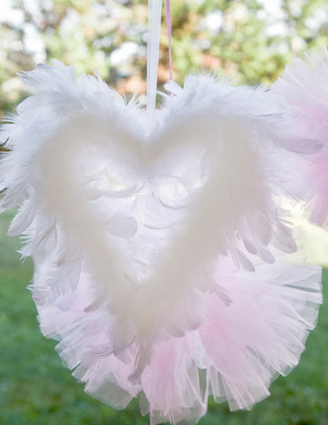 Fehér tollas szív függeszthető dekoráció 20 cm esküvőre 